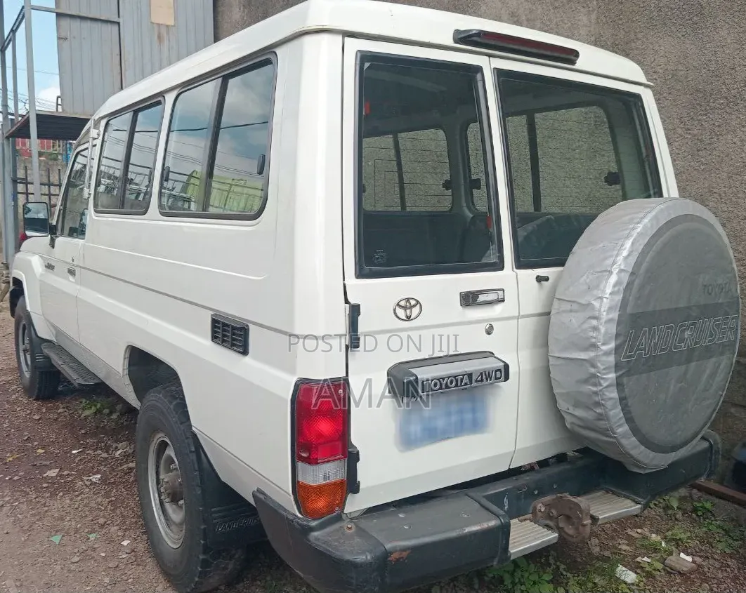 Toyota Regius 2018 White