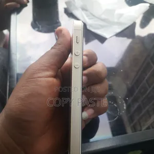 Apple iPhone SE 64 GB Silver