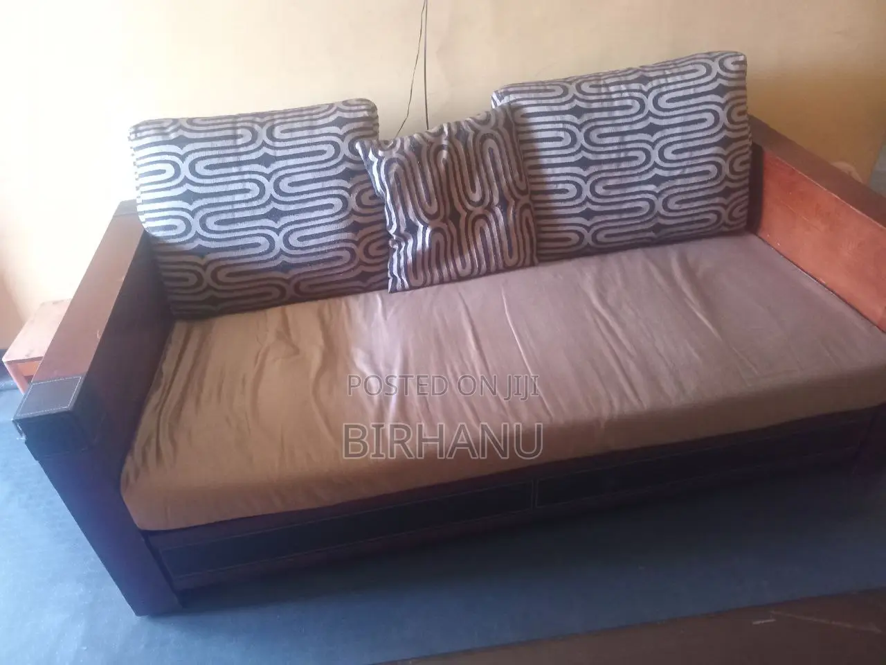 በጥሩ ሁኔታ ያለ ማራኪ የፓርኬት ሶፋ
