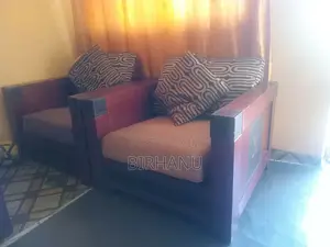 በጥሩ ሁኔታ ያለ ማራኪ የፓርኬት ሶፋ
