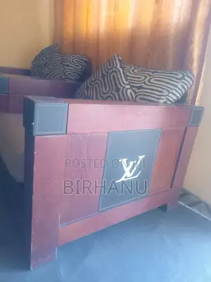 በጥሩ ሁኔታ ያለ ማራኪ የፓርኬት ሶፋ