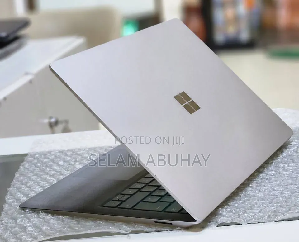 New Laptop Microsoft Surface 16GB Intel Core i7 SSD 256GB