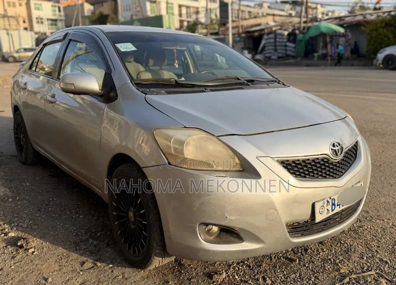Toyota Belta 2010 Silver