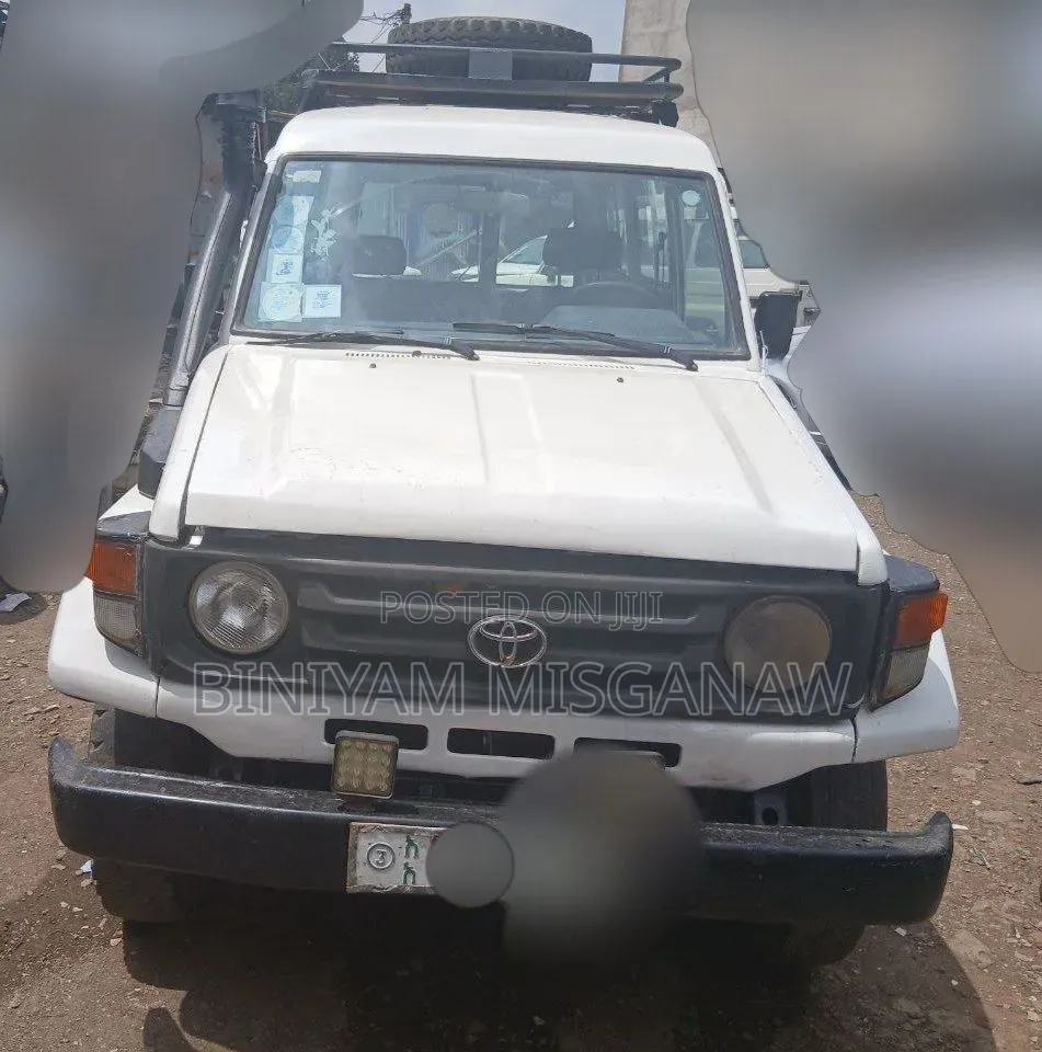 Toyota Land Cruiser 2005 White