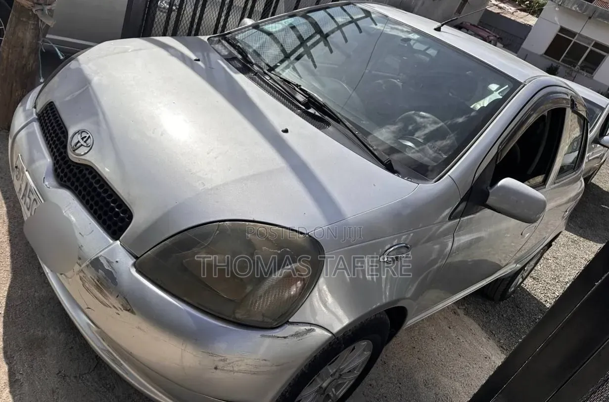 Toyota Vitz 2000 Silver