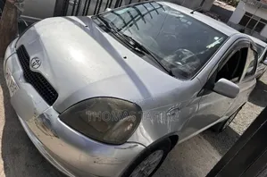 Toyota Vitz 2000 Silver