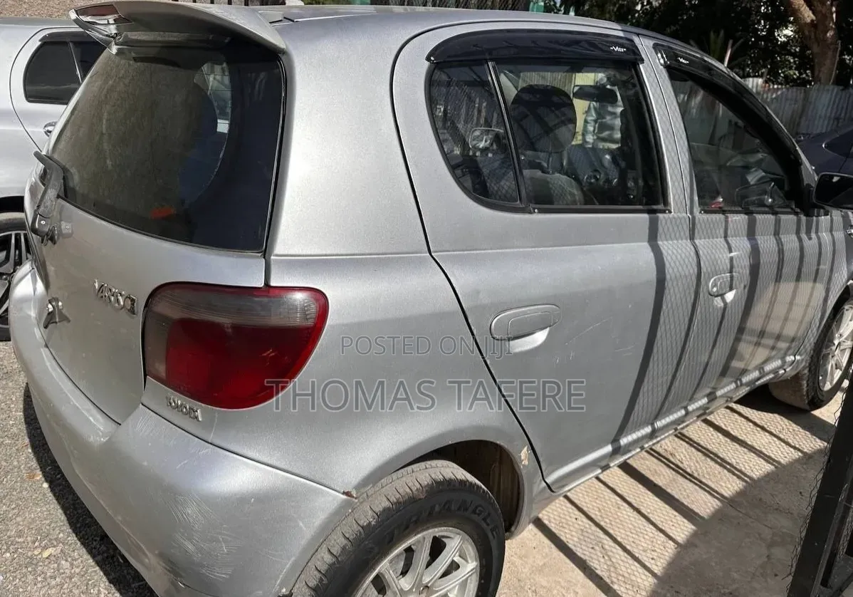 Toyota Vitz 2000 Silver