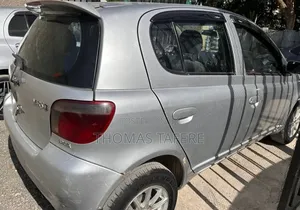 Toyota Vitz 2000 Silver