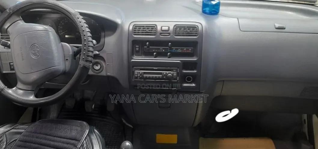 Toyota HiAce 2003