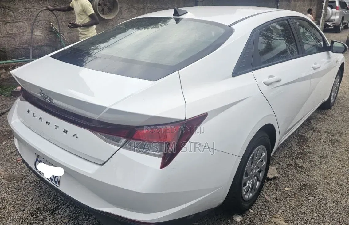Hyundai Elantra 2022 White