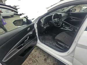 Hyundai Elantra 2022 White