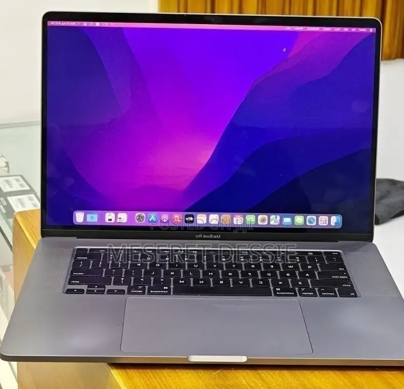New Laptop Apple MacBook Pro 32GB AMD SSD 2T