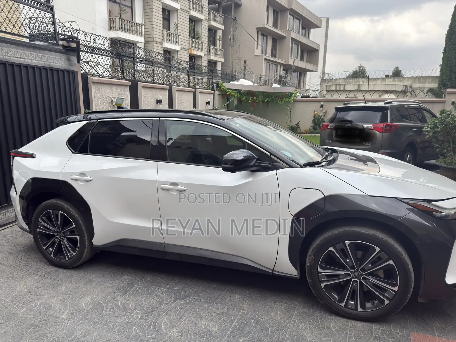 Toyota bZ4X 71.4 kWh AWD 2023 White