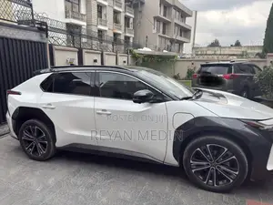 Toyota bZ4X 71.4 kWh AWD 2023 White