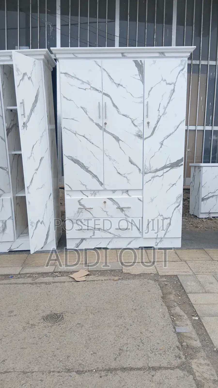 በላምኔት ቁምሳጥን/Ceramic Color Cupboard