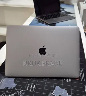 New Laptop Apple MacBook Pro 2017 8GB Intel Core i5 SSD 256GB