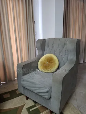 በመጠኑ ያገለገለ ሶፋ