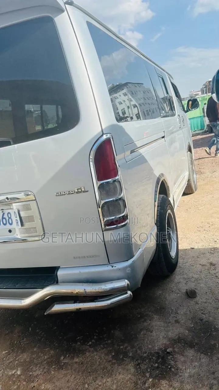 Toyota HiAce 220 2007 Silver