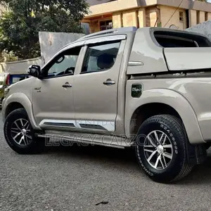 Toyota Hilux 2015 Gold