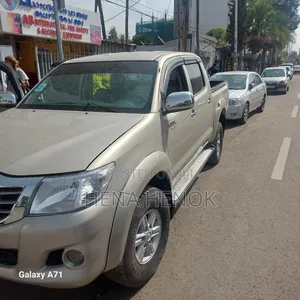 Toyota Hilux 2010 Gray