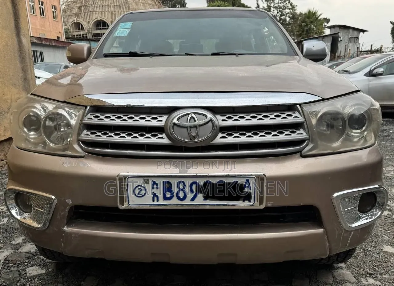 Toyota Fortuner 2010 Gold