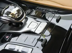 Denza N9 2.0 Hybrid AWD 2025 Black