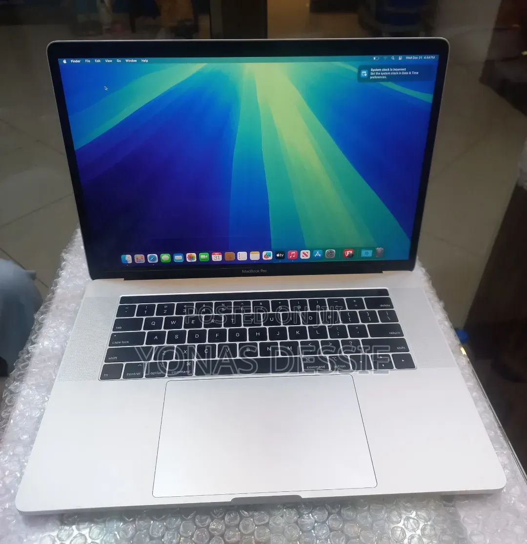New Laptop Apple MacBook Pro 2018 16GB Intel Core i7 SSD 256GB