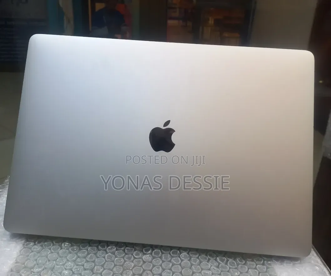 New Laptop Apple MacBook Pro 2018 16GB Intel Core i7 SSD 256GB