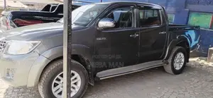 Toyota Hilux 2012 Gray