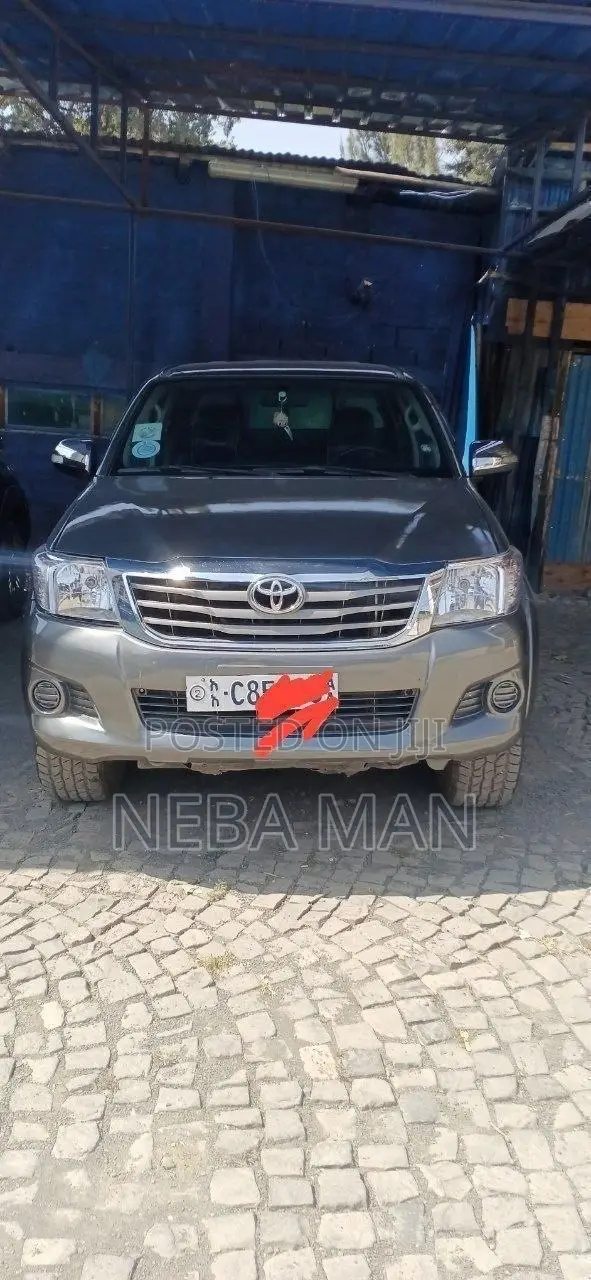 Toyota Hilux 2012 Gray