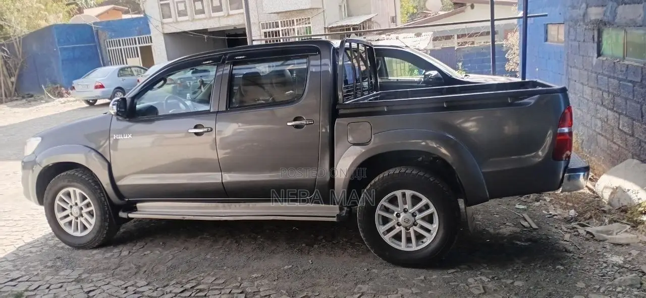 Toyota Hilux 2012 Gray