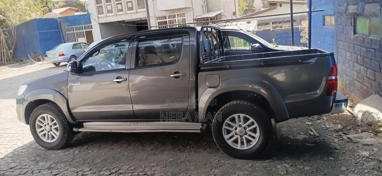 Toyota Hilux 2012 Gray