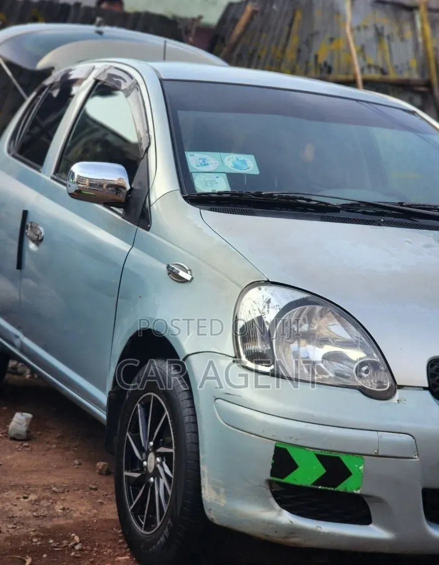 Toyota Vitz 2004 Silver