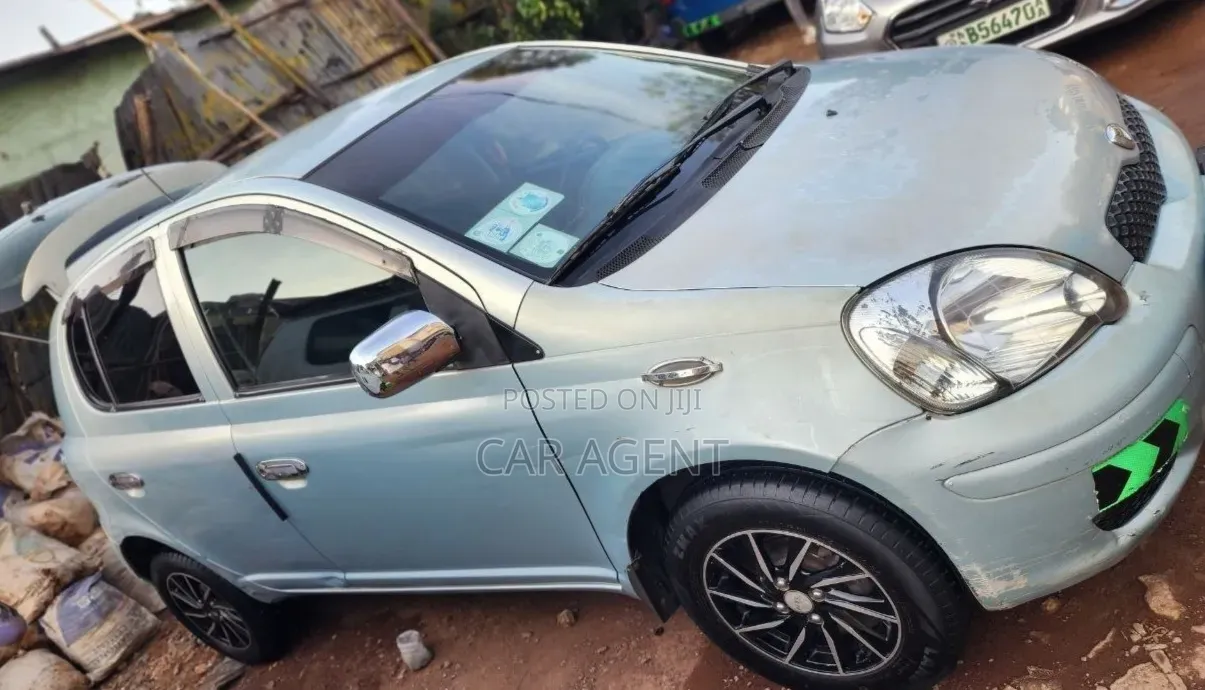 Toyota Vitz 2004 Silver