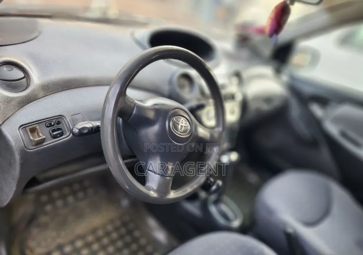 Toyota Vitz 2004 Silver