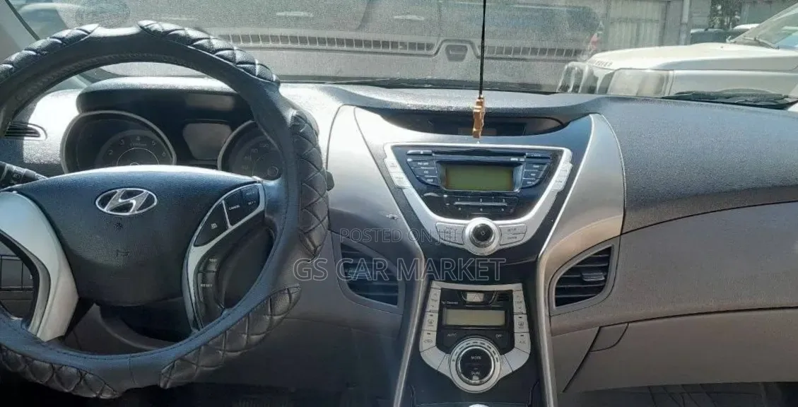 Hyundai Elantra 2012 Silver