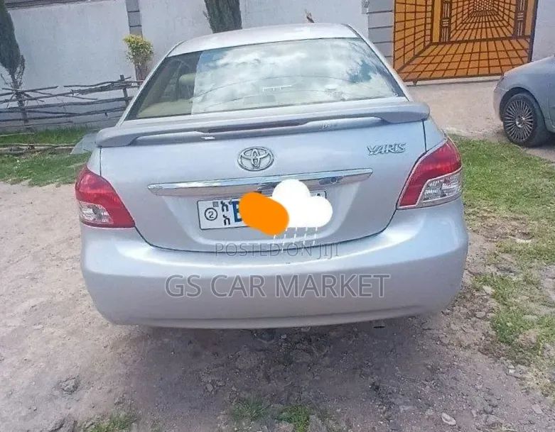 Toyota Yaris 2011 Silver