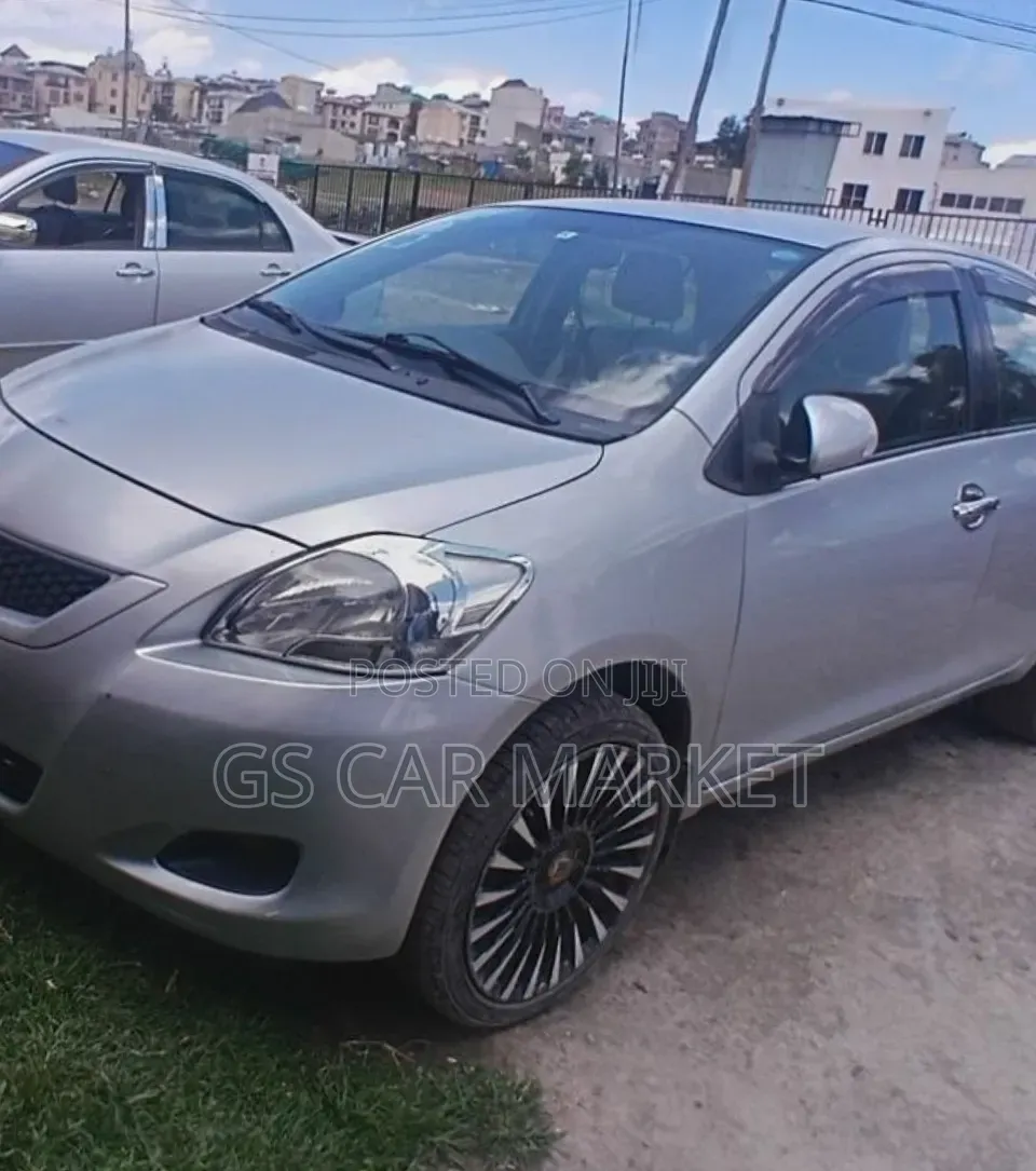 Toyota Yaris 2011 Silver