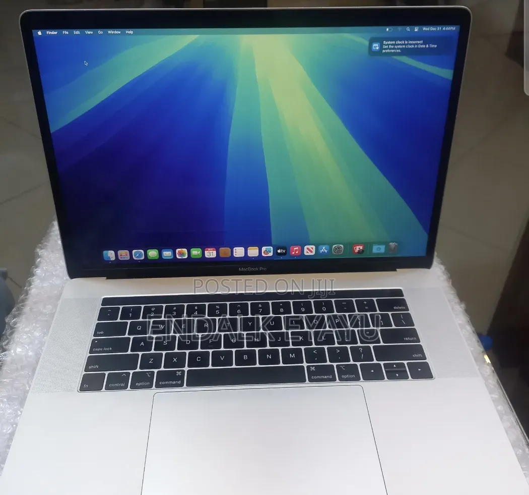 New Laptop Apple MacBook Pro 2018 16GB Intel Core i7 SSD 256GB