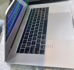 New Laptop Apple MacBook Pro 2018 16GB Intel Core i7 SSD 256GB
