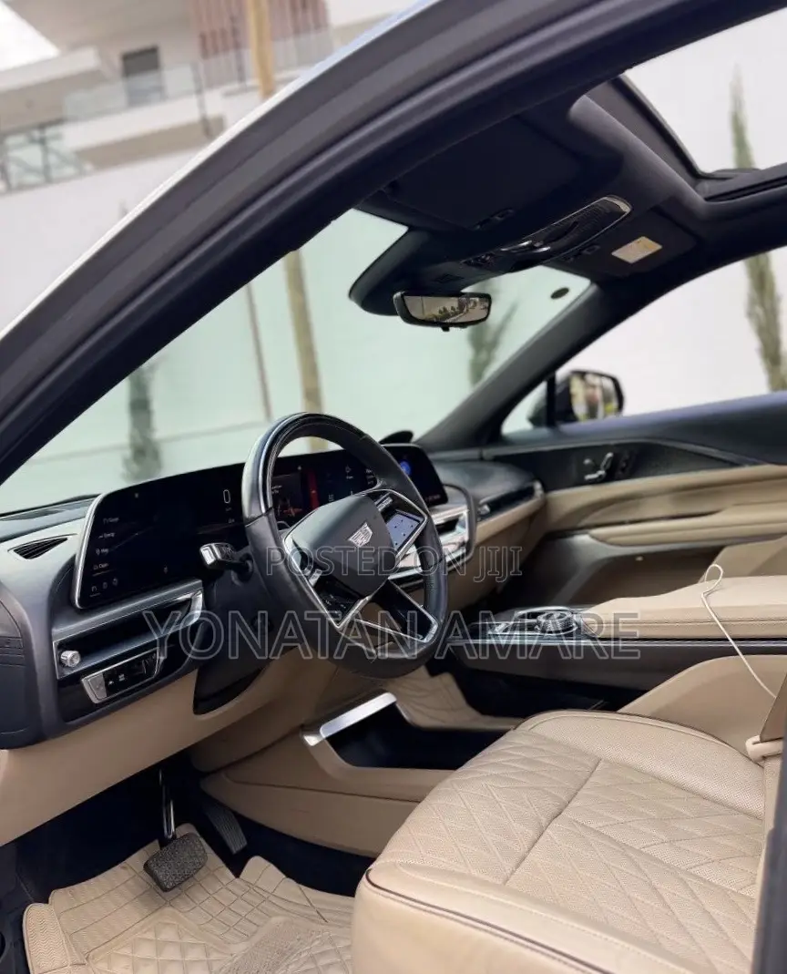 Cadillac Lyriq 2023 Silver