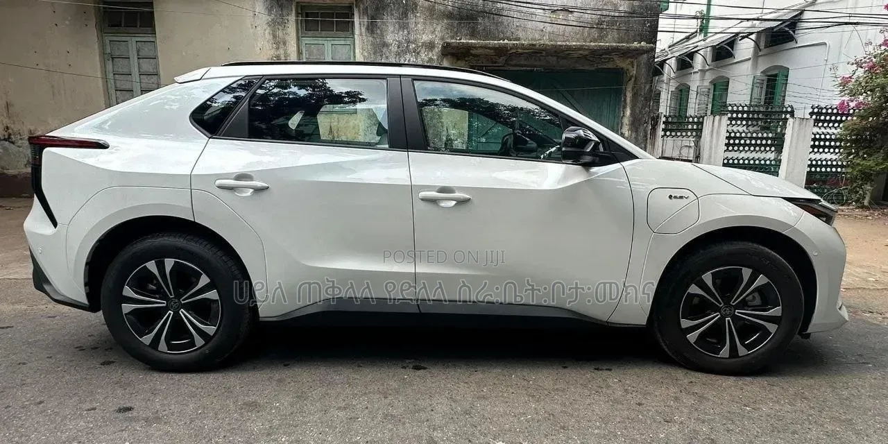 Toyota bZ4X 2024 Off white