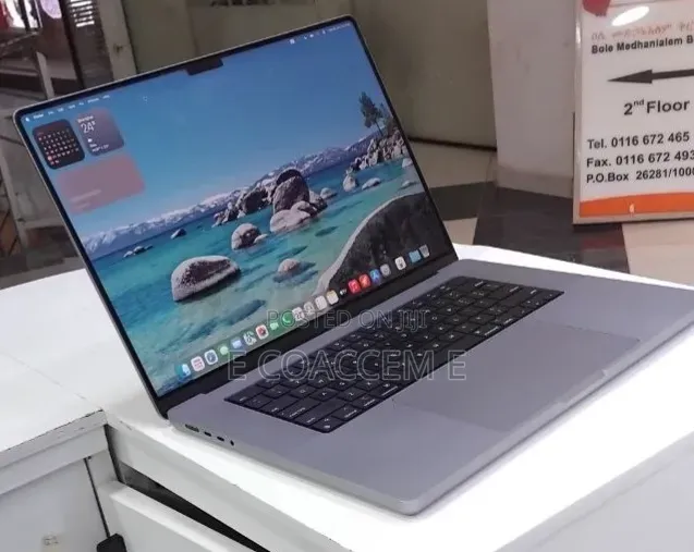 New Laptop Apple MacBook 32GB SSD 1T