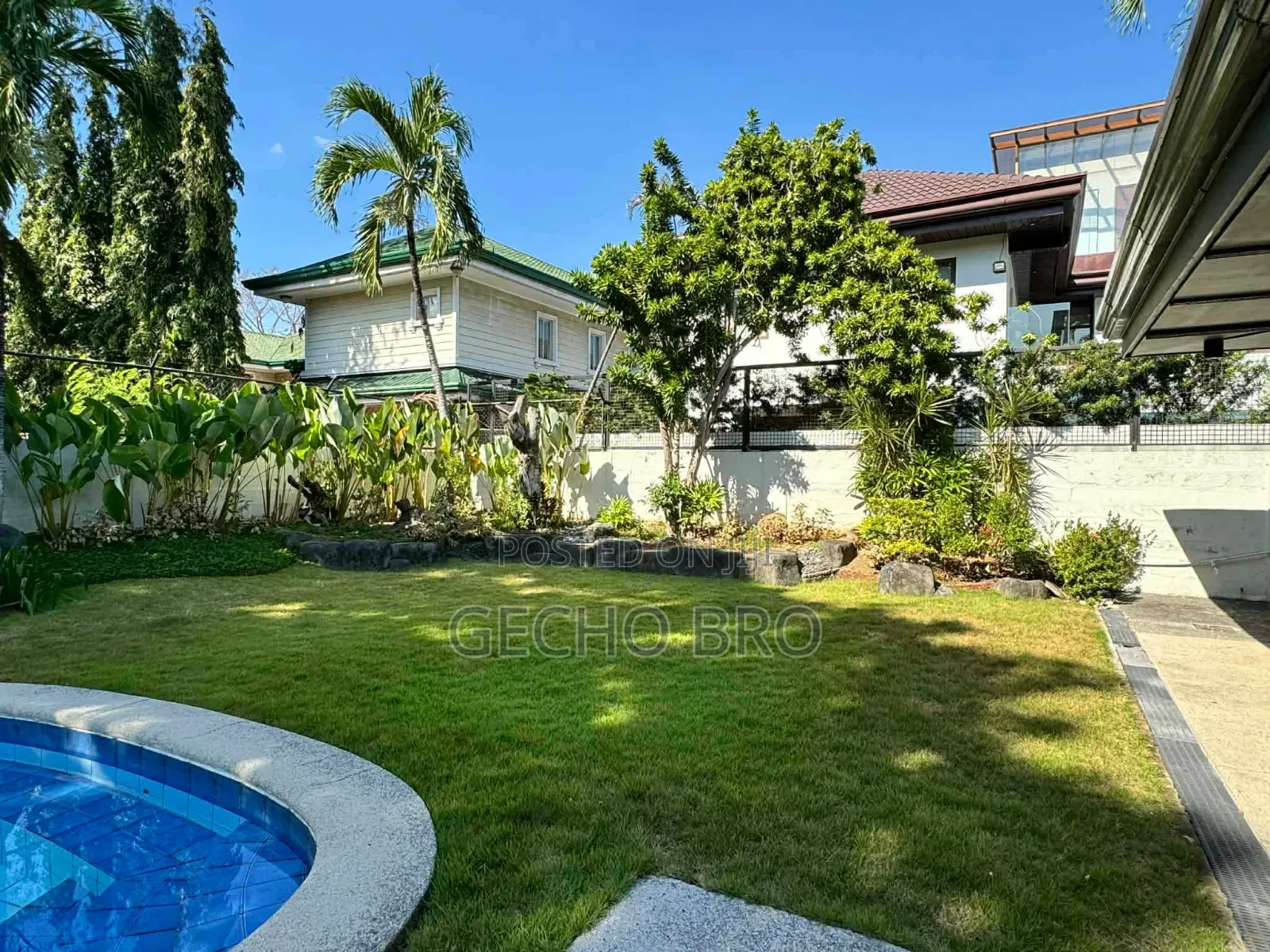 Furnished 8bdrm House in Bole for sale