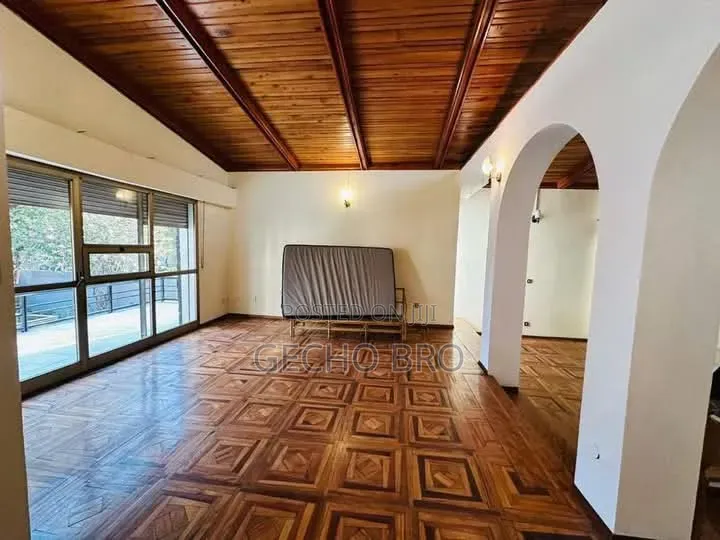 Furnished 8bdrm House in Bole for sale