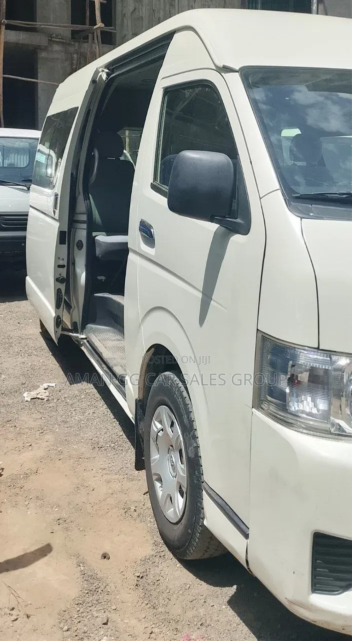 Toyota HiAce 2019 White