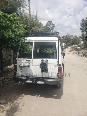 Toyota Land Cruiser 2011 White