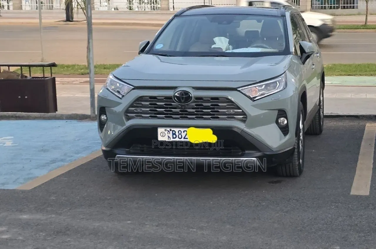 Toyota RAV4 LE 2021