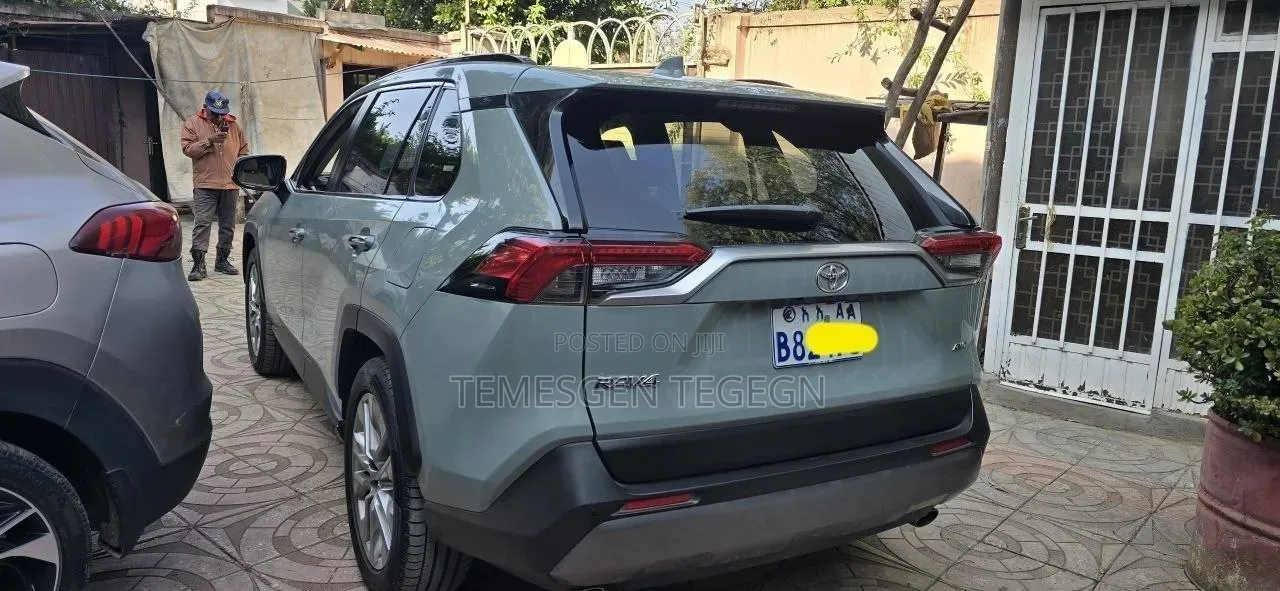 Toyota RAV4 LE 2021