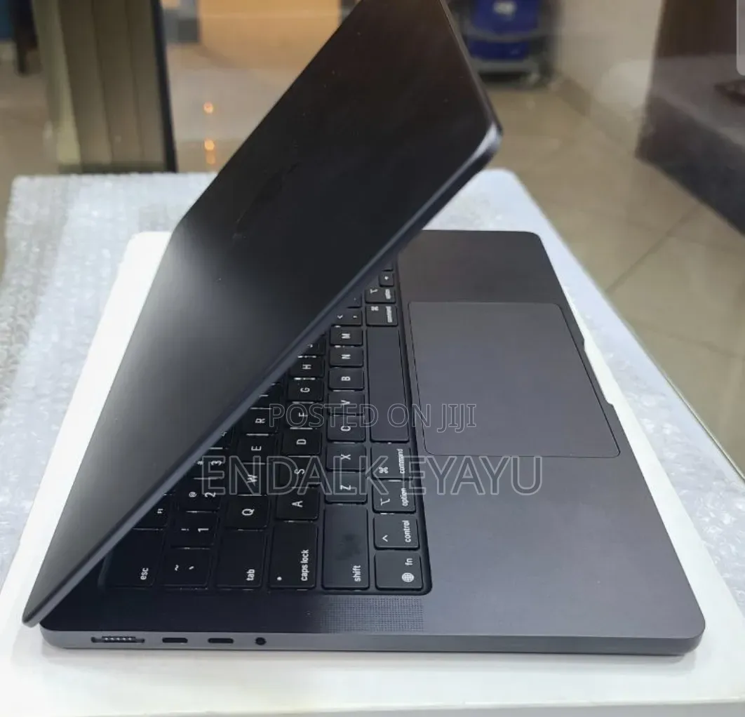 New Laptop Apple MacBook 16GB Apple M1 Pro SSD 512GB